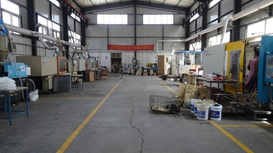 Các khuôn bơm nhựa được sử dụng rộng rãi để chế tạo các thành phần nắp